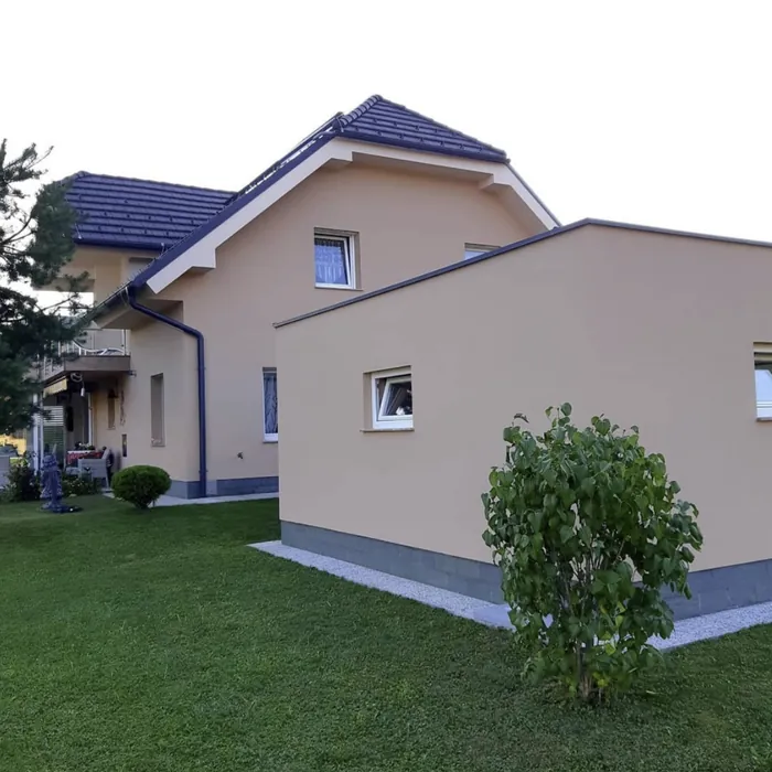 Hiša s sveže prebarvano fasado v toplem bež tonu